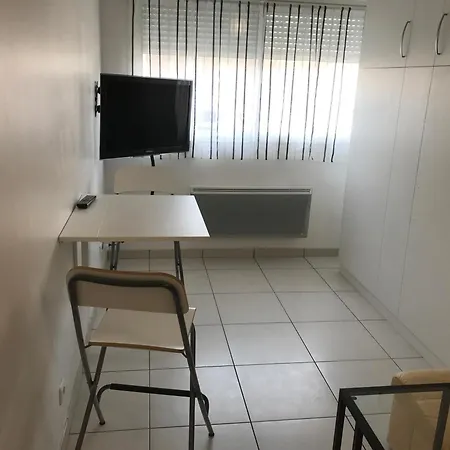 1 Next To Paris * Montreuil (Seine-Saint-Denis)