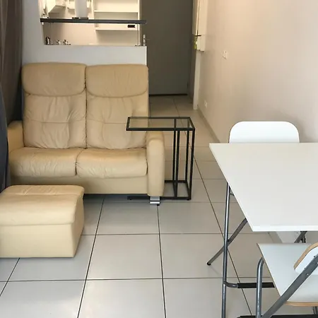 1 Next To Paris * Montreuil (Seine-Saint-Denis)